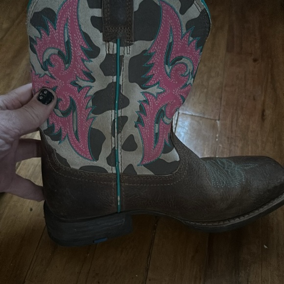 Fun adorable cow pattern Ariat boots - Picture 8 of 8